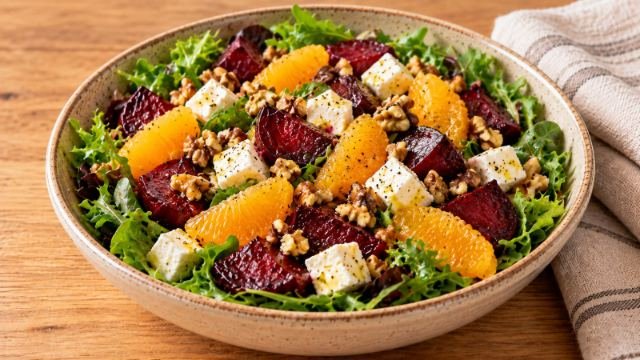 Salada de beterraba assada com laranja e nozes